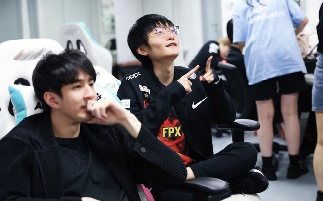 开云官网-KT绝杀EDG，Doinb关键团战开团秒人顶尖较量半决赛，留下经典瞬间