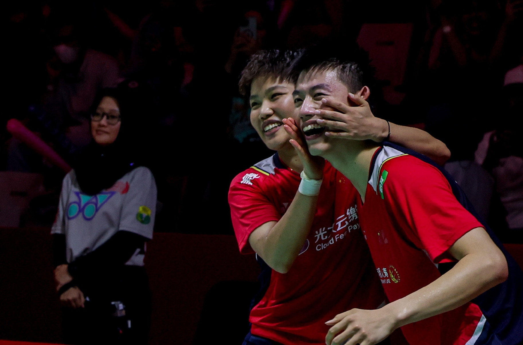 包含100T碾压HLE，ShowMaker关键团战开团秒人激烈交锋入围赛，强势挺进下一轮的词条