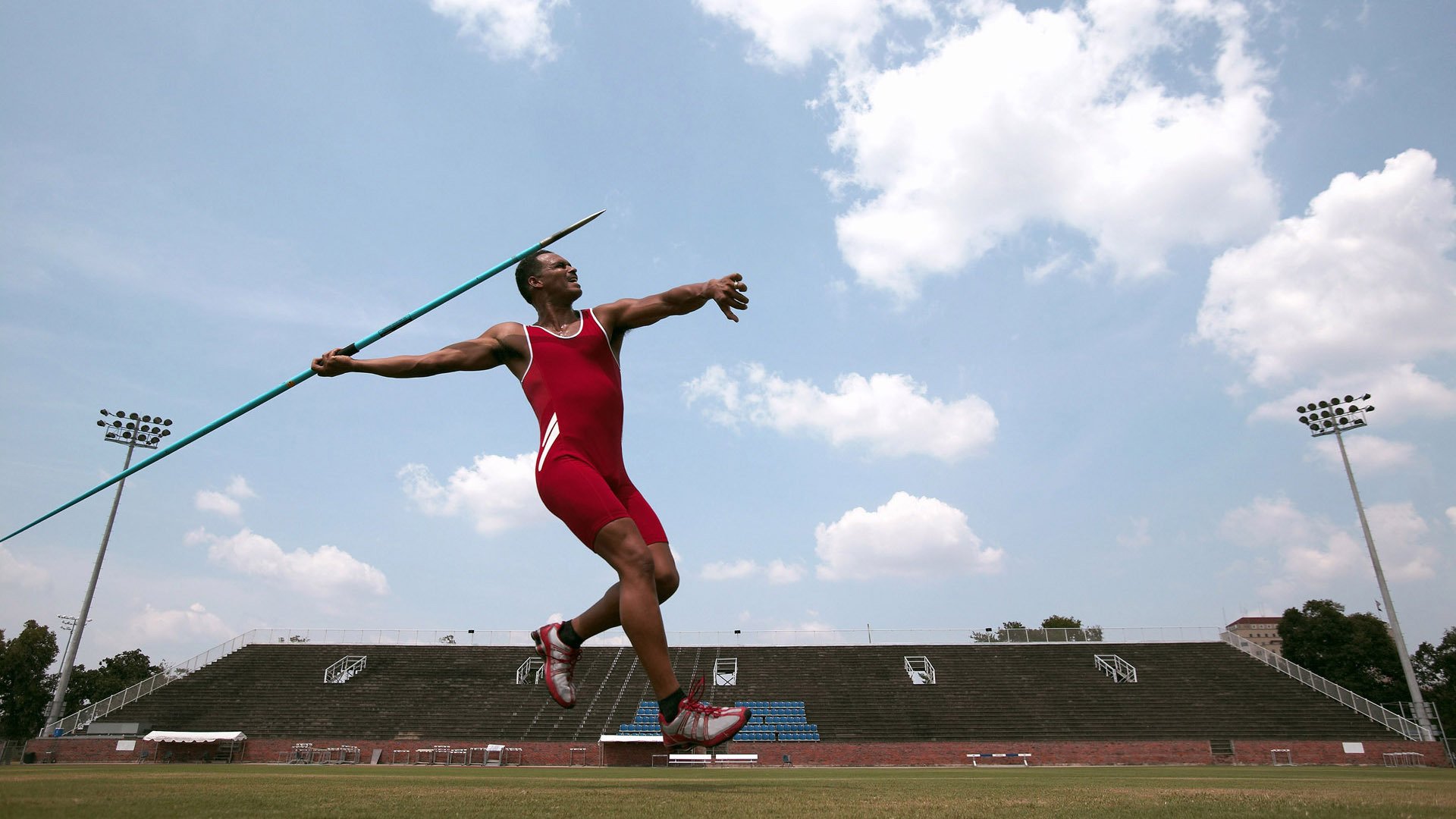 绝境狂澜,当体育沦为意志的角斗场,谁能成为自己的神?