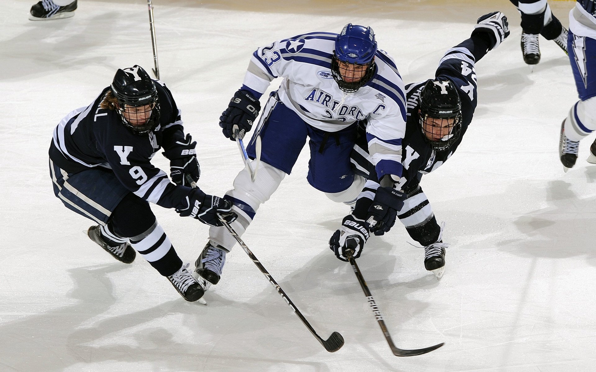 开云体育下载-进站策略决定冠军归属？F1式决胜回合，雄鹿极限操作险胜绿军！